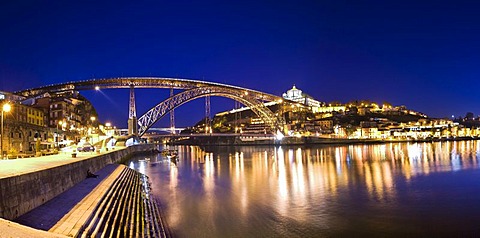 Cais da Ribeira with a view of the Ponte de Dom Luis I, Dom Luis I Bridge, Ribeira Quay, at back the Mosteiro da Serra do Pilar Monastery, Vila Nova de Gaia, Rio Duoro River, Porto, UNESCO World Cultural Heritage Site, Portugal, Europe