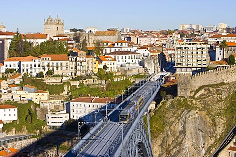 Train on the Ponte de Dom Luis I Bridge, on its way from Porto to the Vila Nova de Gaia quarter, Porto, Portugal, Europe