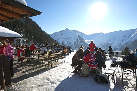 Apres Ski at the Heitwanger Hochalm mountain pasture, at back Mount Roter Stein, 2366 m, Mount Aelple, 1663 m, Mount Hoenig, 2034 m, Bichelbach, Tyrol, Austria, Europe