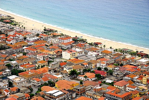 Densely populated bayside beach, Nicotera Marina, Golfo di Gioia, Vibo Valentia, Calabria, Tyrrhenian Sea, South Italy, Italy, Europe