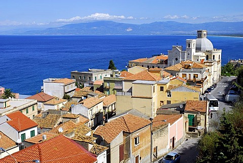 Church of San Rocco e San Francesco di Paola and houses with a sea view underneath the coastal cliffs, Pizzo, Vibo Valentia, Calabria, Tyrrhenian Sea, South Italy, Italy, Europe