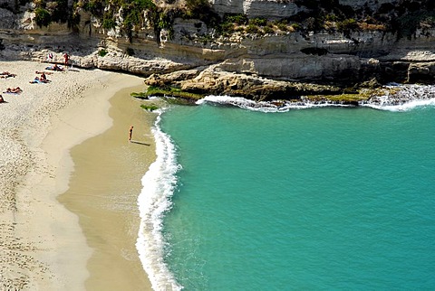 Sandy beach with clear blue water below the steep cliffs, Tropea, Vibo Valentia, Calabria, Tyrrhenian Sea, South Italy, Italy, Europe