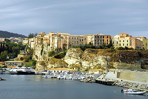 Medieval city palaces, Palazzi, built on rock at the steep cliffs, boats in the port, Marina del Vescovado, Porto di Tropea, Vibo Valentia, Calabria, Tyrrhenian Sea, South Italy, Italy, Europe