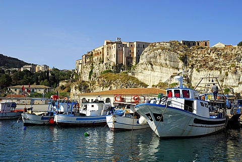 Medieval city palaces, Palazzi, built on rock at the steep cliffs, boats in the port, Marina del Vescovado, Porto di Tropea, Vibo Valentia, Calabria, Tyrrhenian Sea, South Italy, Italy, Europe