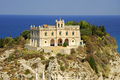 Santa Maria dell'Isola pilgrimage church on a rock at the water, steep coast, Tropea, Vibo Valentia, Calabria, Tyrrhenian Sea, South Italy, Europe