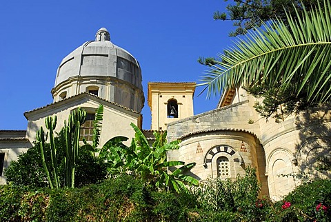 Garden, dome and facade of the Cathedral in the historic centre, Cattedrale di Tropea, Tropea, Vibo Valentia, Calabria, South Italy, Europe