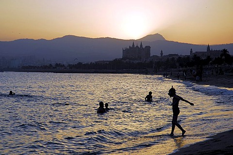 Beach, Platja de Can Pere Antoni, Portixol at sunset in front of La Seu Cathedral, Palma de Mallorca, Majorca, Balearic Islands, Mediterranean Sea, Spain, Europe