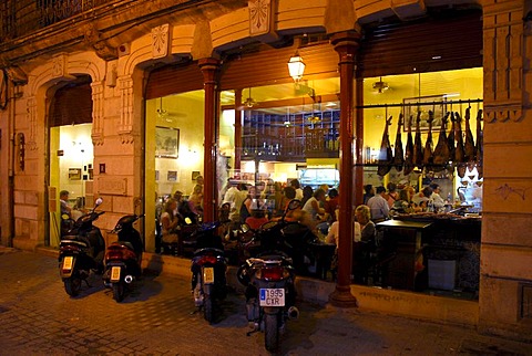 La Boveda bar cafe restaurant, illuminated facade at night, historic city centre, Ciutat Antiga, Palma de Mallorca, Majorca, Balearic Islands, Spain, Europe