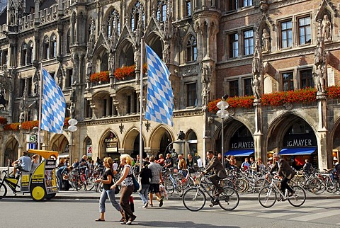 New town hall, neo-Gothic facade on Marienplatz Square, Bavarian flags, city centre, Munich, Upper Bavaria, Germany, Europe