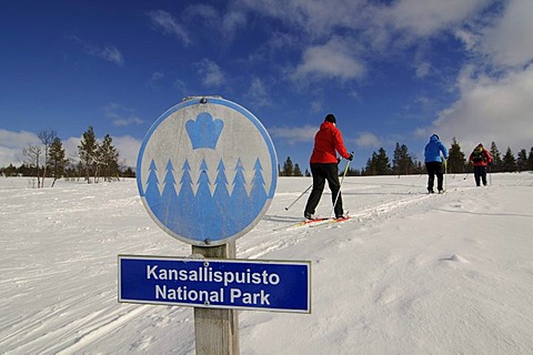 Nordic ski, cross-country skiers, sign indicating Kansallispuisto Nationalpark, Kiilopaeae, Ivalo, Lapland, Finland, Europe