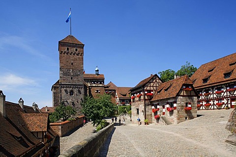 Nuremberg Castle or Kaiserburg, fore-court, Heidenturm Tower, deep well, half-timbered houses, historic city centre, Nuremberg, Middle Franconia, Bavaria, Germany, Europe