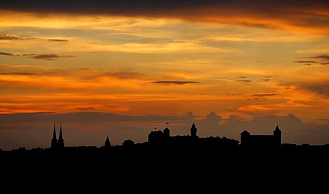 Red evening sky with the silhouette of the historic city centre, Nuremberg, Middle Franconia, Bavaria, Germany, Europe