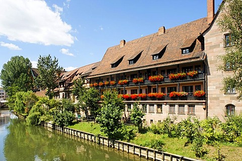 Pegnitz River, house decorated with flowers in the Heilig Geist Spital, historic city centre, Nuremberg, Middle Franconia, Bavaria, Germany, Europe