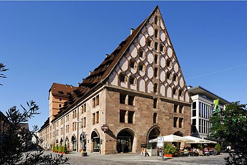 Granary on Hallplatz Square, former salt and grain storage, today Barfuesser brewery with restaurant and several shops, old city, Nuremberg, Middle Franconia, Bavaria, Germany, Europe