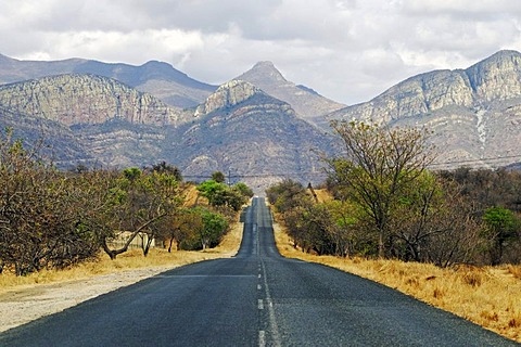 Country road in the small Drakensberg Mountains, Mpumalanga, South Africa, Africa