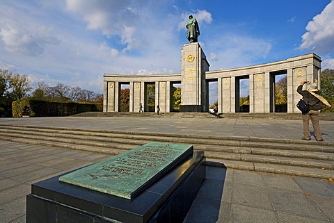 Sowjet Cenotaph in the Tiergarten Park, Berlin, Germany, Europe