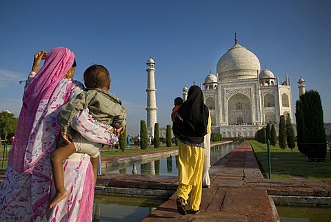 Women wearing saris walking towards the mausoleum of the Taj Mahal, Agra, Uttar Pradesh, North India, India, Asia