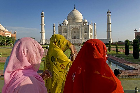 Women wearing saris in front of the mausoleum of the Taj Mahal, Agra, Uttar Pradesh, North India, India, Asia