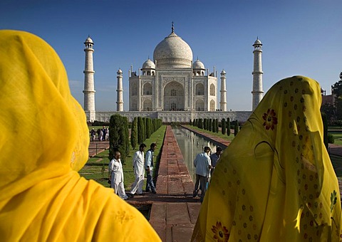 Women wearing saris in front of the mausoleum of the Taj Mahal, Agra, Uttar Pradesh, North India, India, Asia