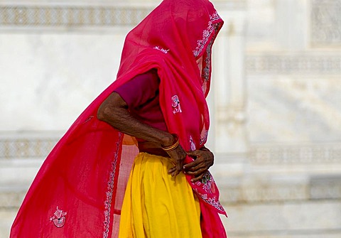 Woman wearing a pink coloured sari, mausoleum of the Taj Mahal, Agra, Uttar Pradesh, North India, India, Asia