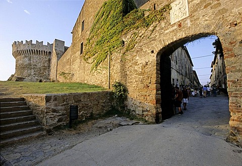 Castello with town wall and gate, Populonia, Livorno Province, Tuscany, Italy, Europe