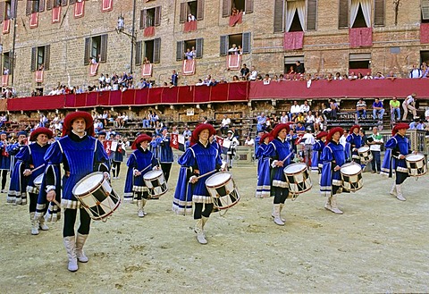 Historic Palio horse race, drummers of the Contrada della Pantera, Piazza il Campo Square, Tuscany, Italy, Europe