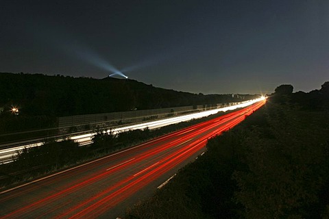 Halde Rungenberg, pithead stocks, with 'Nachtzeichen' light sculpture, Autobahn 2, motorway, Gelsenkirchen, Ruhr Area, North Rhine-Westphalia, Germany, Europe