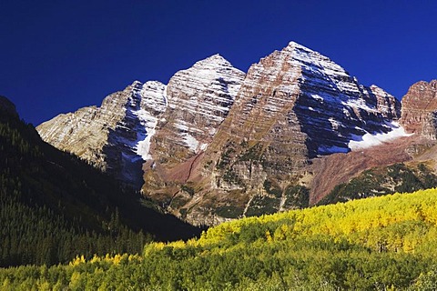 Maroon Bells and aspen trees with fall colors, Aspen, White River National Forest, Colorado, USA