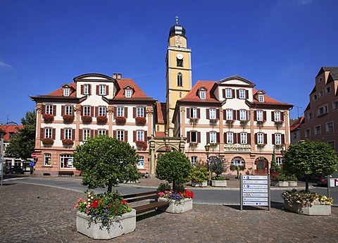 St Johannes Baptist Cathedral and twin houses on the Marktplatz Square, Bad Mergentheim an der Tauber, Baden-Wuerttemberg, Germany, Europe