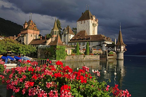 Oberhofen Castle, Lake Thun, Thun, canton of Berne, Switzerland, Europe