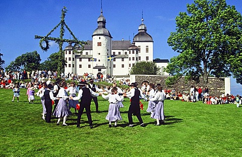 Swedish Costume Group, dance, Midsummer Festival, Laeckoe slott, Laeckoe castle, baroque palace in Vaestergoetland on the island of Kallandsoe, Vaenern, Sweden, Europe