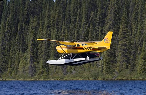 Landing float plane, bush plane, Cessna 206, Caribou Lakes, Liard River, British Columbia, Yukon Territory, Canada, North America