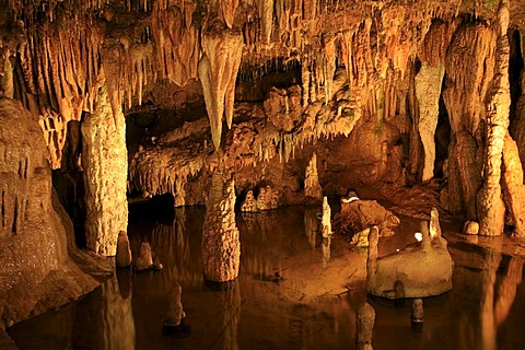 Meramec Caverns with limestone structures such as stalagmites and stalactites on the Meramec River, Missouri, USA