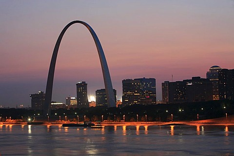 The Arch, the landmark of St. Louis on the Mississippi River, Missouri, USA