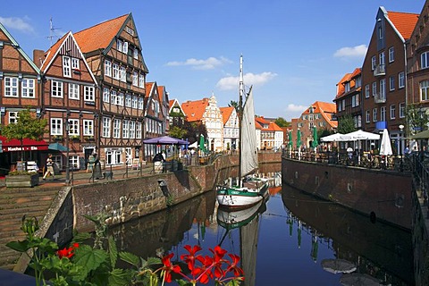 Historic district of Stade, half-timbered houses in the old harbour, with Mayor Hintze House, Lower Saxony, Germany, Europe