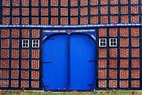 Historic Lower Saxony timber-framed house in Jabel, large door, estate house, former farmhouse, Hannoverian Wendland area, Luechow-Dannenberg district, Lower Saxony, Germany, Europe