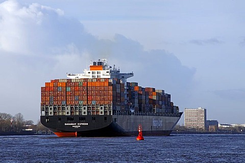 Fully loaded containership "Savannah Express", Hapag-Lloyd, leaving Hamburg harbour on the River Elbe, Hamburg, Germany, Europe