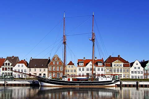 Historic houses and sailing ship, Undine, in the harbour in the historic town centre of Glueckstadt, Schleswig-Holstein, Germany, Europe