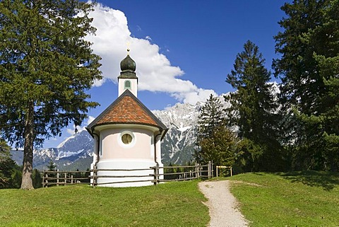 Maria-Koenigin or Queen Maria Chapel, on Lake Lautersee, in front of the Karwendel Mountains, Werdenfelser Land, Upper Bavaria, Germany, Europe