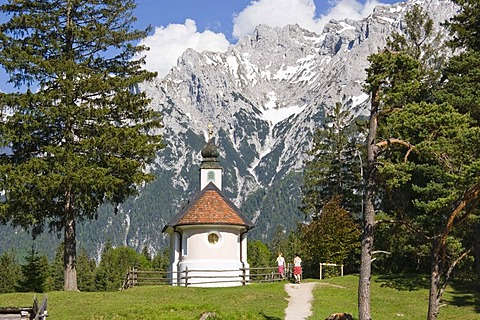 Maria-Koenigin or Queen Maria Chapel, on Lake Lautersee, in front of the Karwendel Mountains, Werdenfelser Land, Upper Bavaria, Germany, Europe