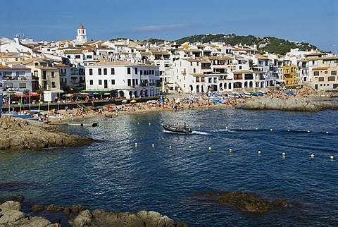 Beach with fishing boats, rocks and many holiday-makers at Calella de Palafrugell, northern Costa Brava, Gerona, Spain, Europe