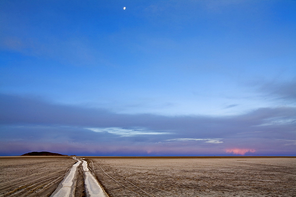 Evening vibe at salt lake Salar de Uyuni, Altiplano, Bolivia, South America