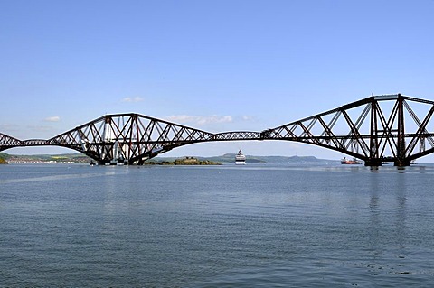 Forth Rail Bridge crossing the firth of Forth Fjord near Edinburgh, Scotland, Great Britain, Europe