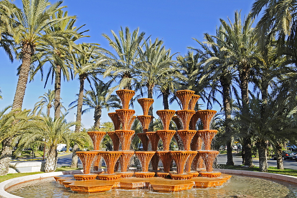 Fountain, palm trees, Elche, Elx, Alicante, Costa Blanca, Spain