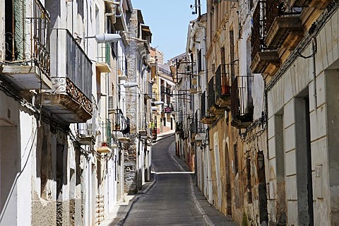 Alley, Sastago, Ebro Valley, Aragon, Spain, Europe