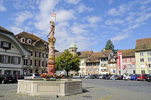 Niklaus Thut Platz and fountain statue, Zofingen, Aargau, Switzerland, Europe