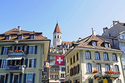 Thun Castle, facades of houses, Swiss flag, historic district, Thun, Canton of Berne, Switzerland, Europe