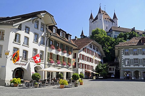 Rathausplatz Square, Town Square, restaurant, gastronomy, Swiss flag, Thun Castle, historic district, Thun, Canton of Berne, Switzerland, Europe