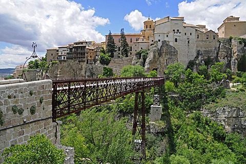 Bridge crossing the deep ravine to the hanging houses, las casas colgadas, UNESCO World Heritage Site, Cuenca, Castile-La Mancha, Spain, Europe