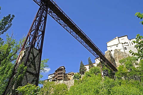 Bridge crossing the deep ravine to the hanging houses, las casas colgadas, UNESCO World Heritage Site, Cuenca, Castile-La Mancha, Spain, Europe